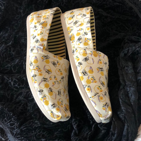 TOMS Womens Yellow and Cream Bee Pattern Slippers - Picture 3 of 7